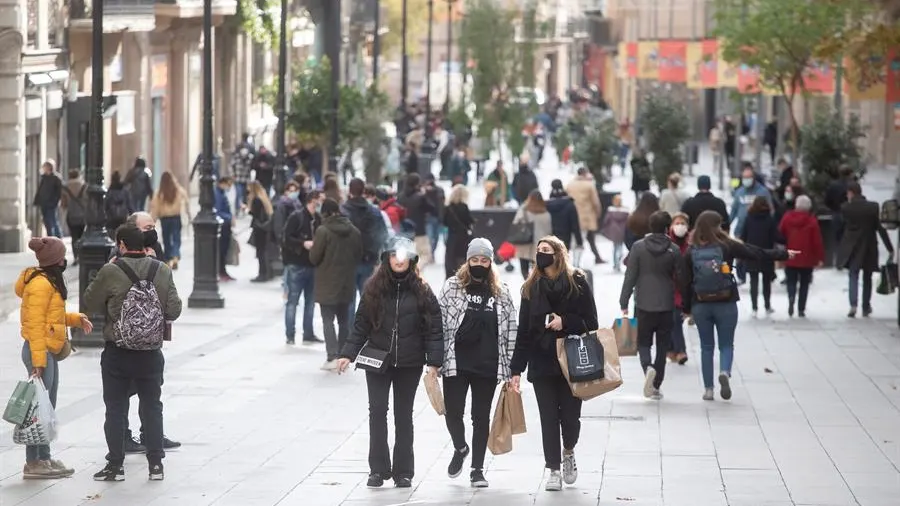 Gente paseando Gente paseando