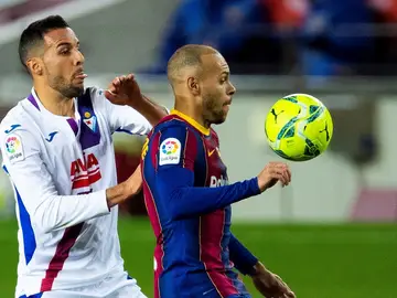 Esteban Burgos y Martin Braithwaite en la disputa de un balón Esteban Burgos y Martin Braithwaite en la disputa de un balón