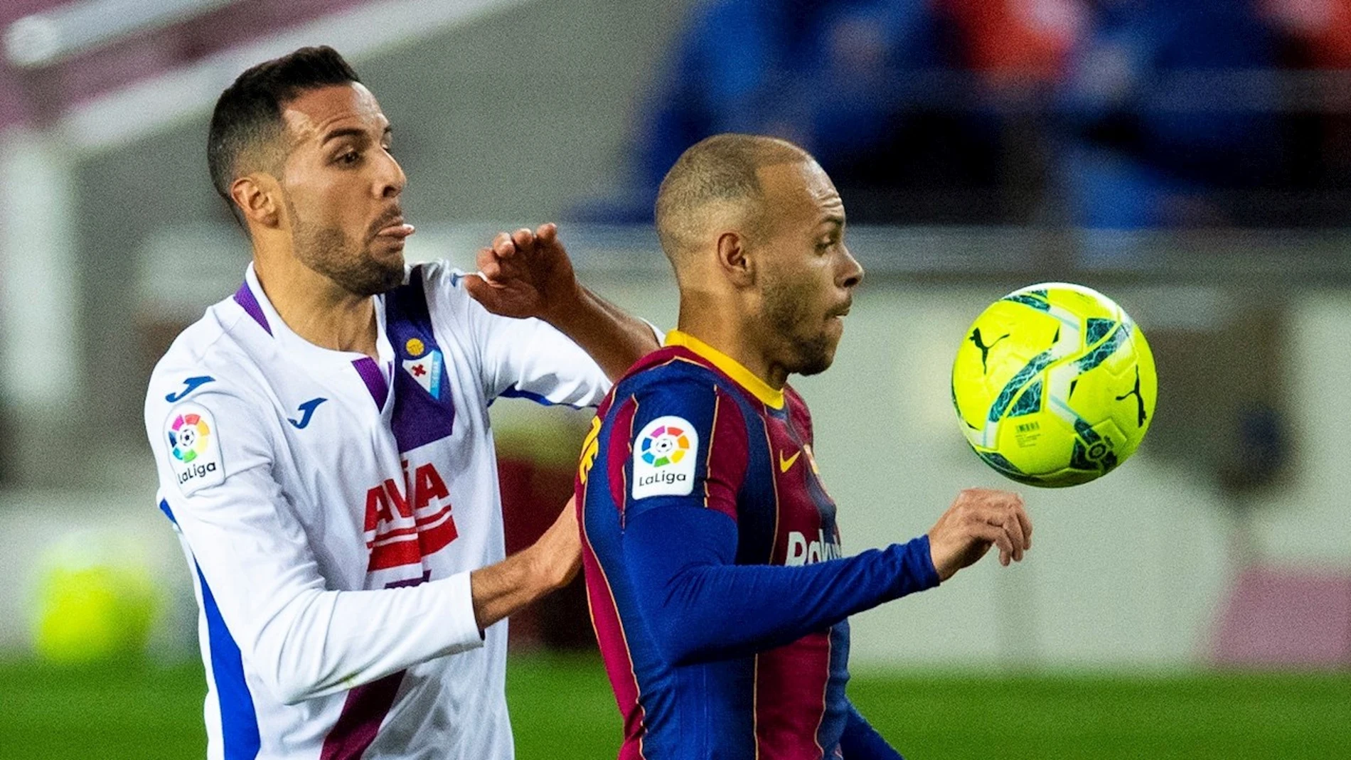 Esteban Burgos y Martin Braithwaite en la disputa de un balón Esteban Burgos y Martin Braithwaite en la disputa de un balón