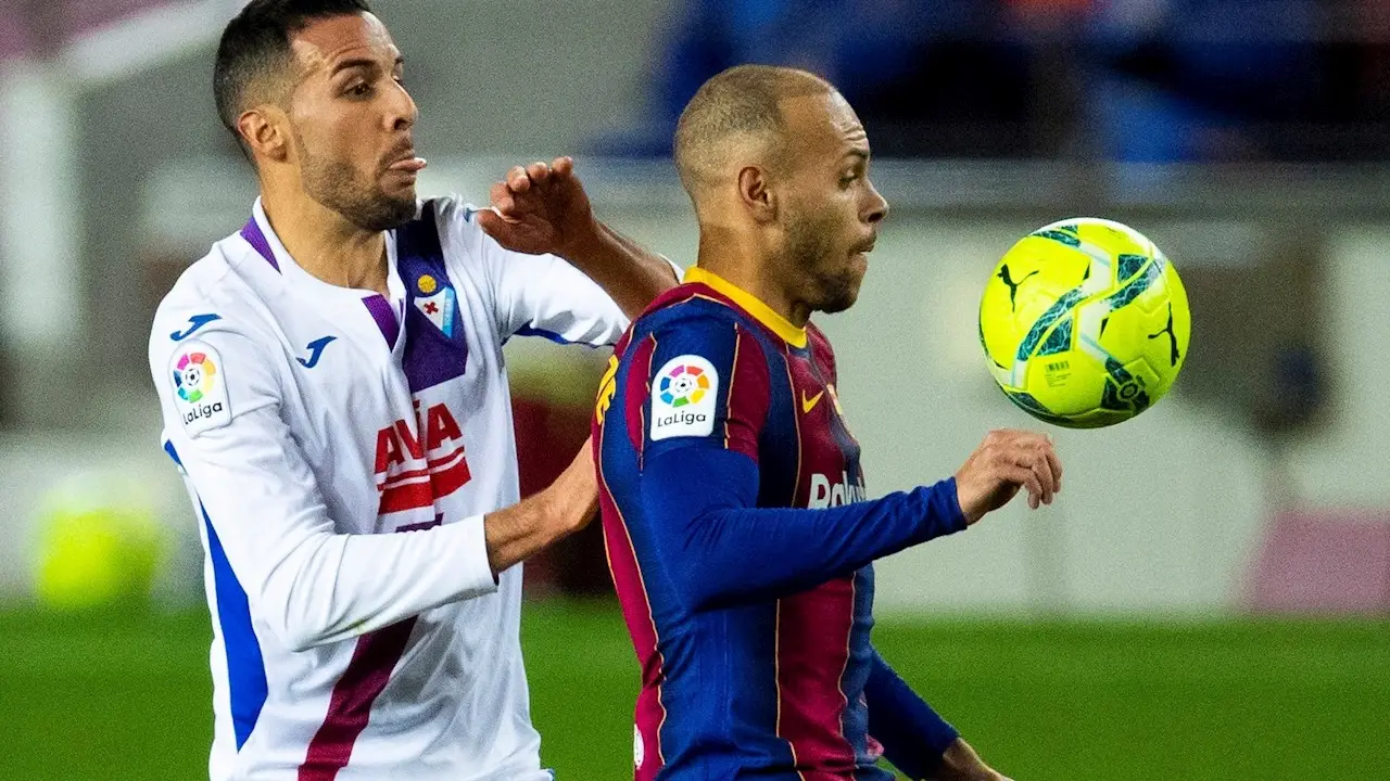 Esteban Burgos y Martin Braithwaite en la disputa de un balón Esteban Burgos y Martin Braithwaite en la disputa de un balón