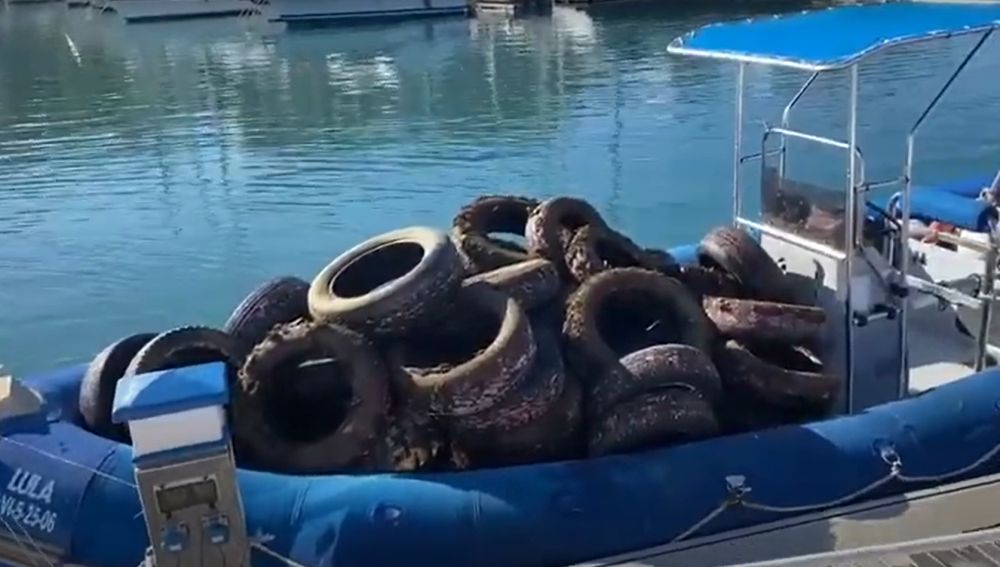 Un centro de buceo de Ceuta saca casi 3.000 kilos de neumáticos del mar Mediterráneo