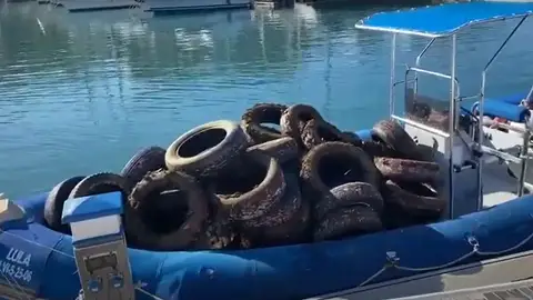 Un centro de buceo de Ceuta saca casi 3.000 kilos de neumáticos del mar Mediterráneo Un centro de buceo de Ceuta saca casi 3.000 kilos de neumáticos del mar Mediterráneo