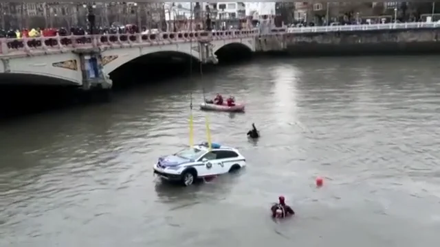 Localizan el cadáver del ertzaina que cayó con su coche patrulla al río Urumea en San Sebastián Localizan el cadáver del ertzaina que cayó con su coche patrulla al río Urumea en San Sebastián