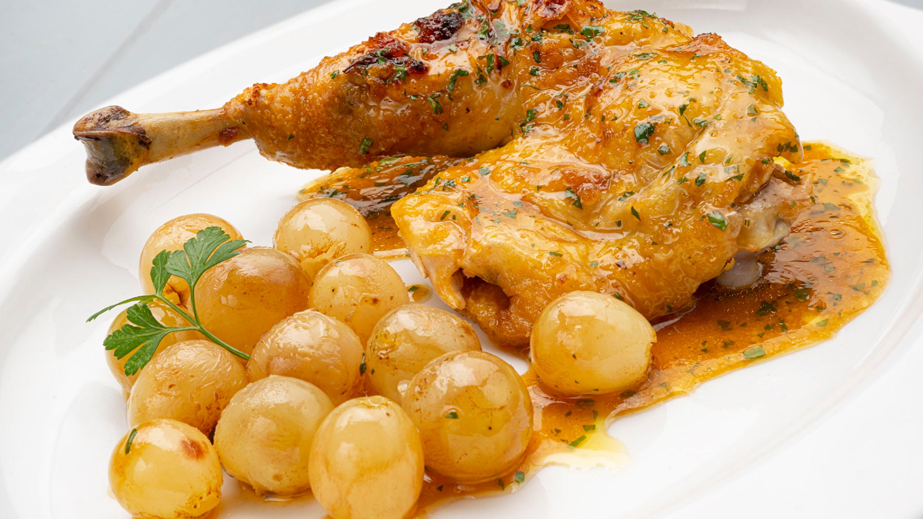 Karlos Argui&ntilde;ano elabora "un cl&aacute;sico para fin de a&ntilde;o": pollo asado con uvas