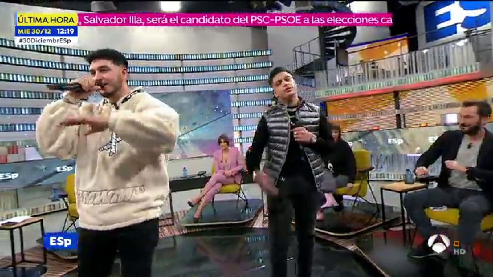 Omar Montes revoluciona el plató de Espejo Público con su actuación junto a Antonio Hernández cantando 'Me enamoré'