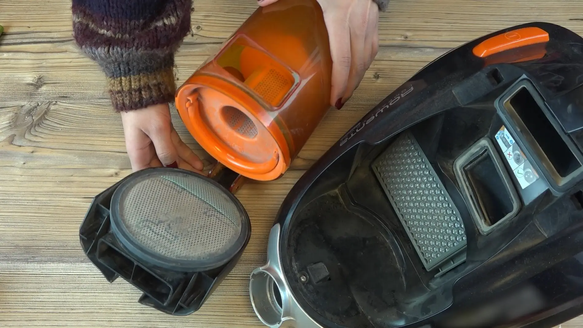 Cómo limpiar el filtro de la aspiradora para que no quede ni una mota de  polvo