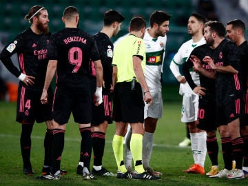 Los jugadores del Real Madrid protestan la acción del penalti de Carvajal