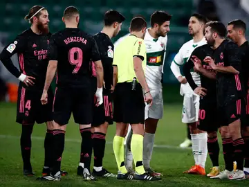 Los jugadores del Real Madrid protestan la acción del penalti de Carvajal Los jugadores del Real Madrid protestan la acción del penalti de Carvajal