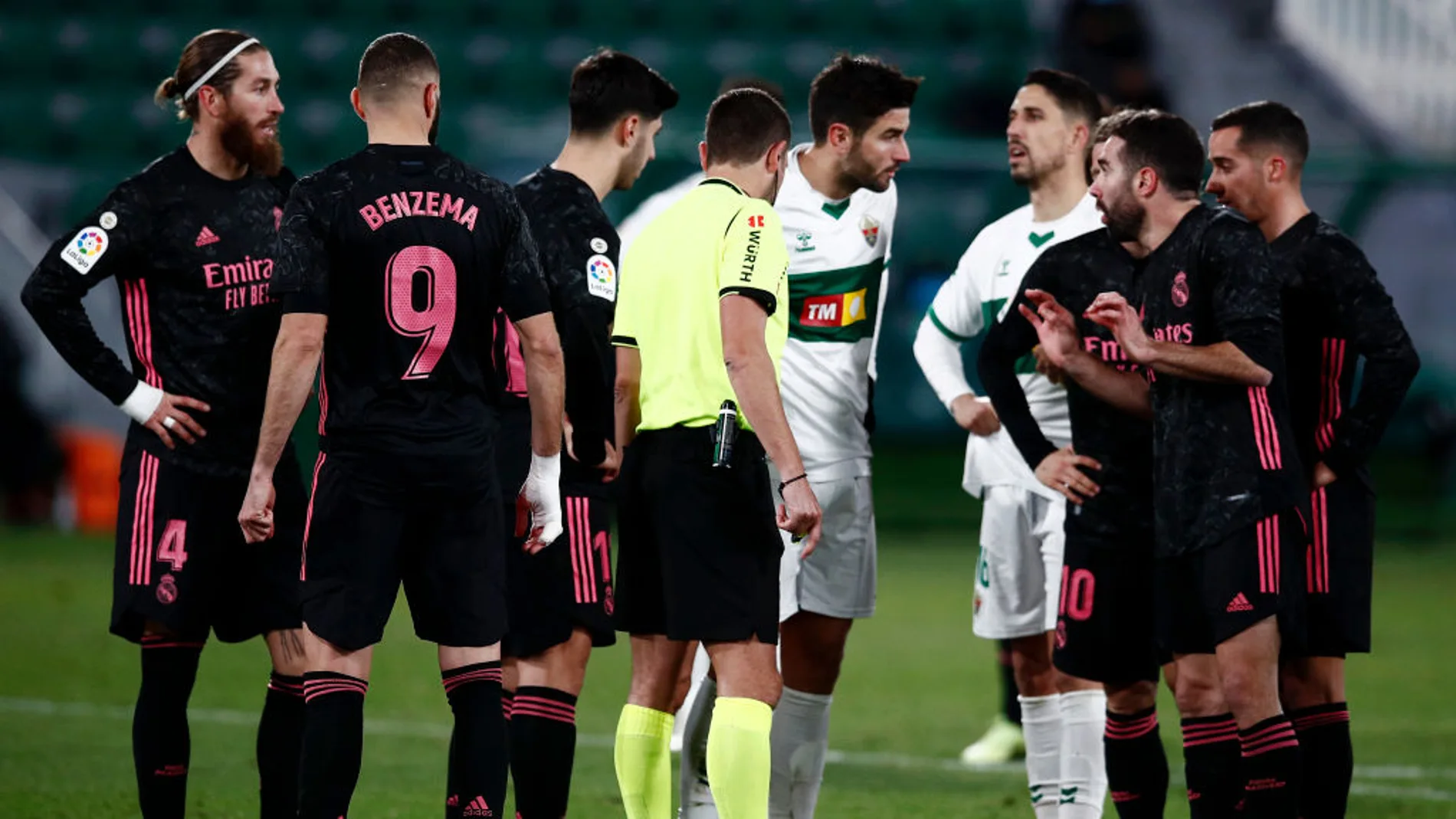 Los jugadores del Real Madrid protestan la acción del penalti de Carvajal Los jugadores del Real Madrid protestan la acción del penalti de Carvajal