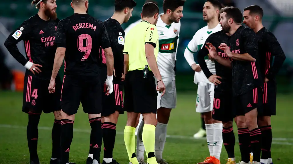 Los jugadores del Real Madrid protestan la acci&oacute;n del penalti de Carvajal