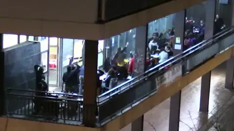 Denuncian una fiesta ilegal en una casa okupa de Barcelona con decenas de personas jugando al bingo Denuncian una fiesta ilegal en una casa okupa de Barcelona con decenas de personas jugando al bingo