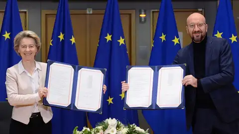 La Unión Europea firma el acuerdo comercial sobre su futura relación con el Reino Unido tras el 'Brexit' La Unión Europea firma el acuerdo comercial sobre su futura relación con el Reino Unido tras el 'Brexit'