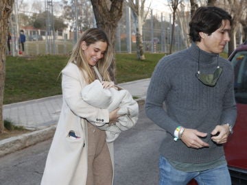 María Pombo y Pablo Castellano llegan con su hijo recién nacido a casa 