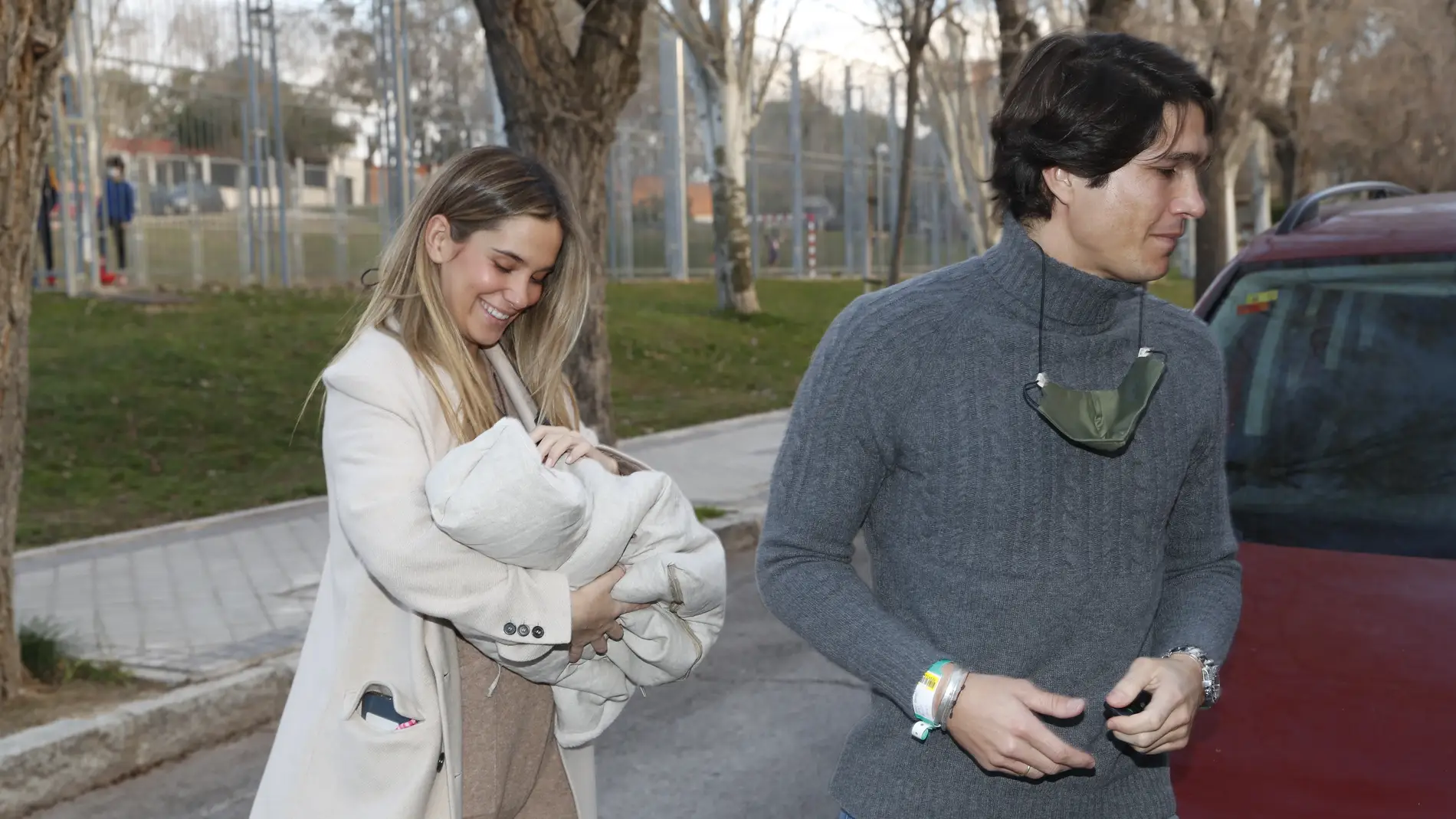 María Pombo y Pablo Castellano llegan con su hijo recién nacido a casa 