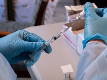 Noticias de la mañana (30-12-20) Primer día de vacunación masiva de coronavirus que llegará a dos millones y medio de españoles