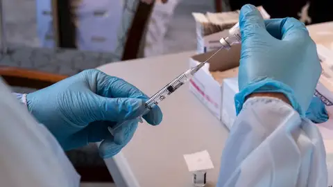 Noticias de la mañana (30-12-20) Primer día de vacunación masiva de coronavirus que llegará a dos millones y medio de españoles Noticias de la mañana (30-12-20) Primer día de vacunación masiva de coronavirus que llegará a dos millones y medio de españoles