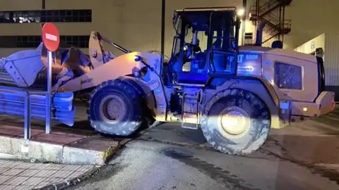 Destroza con una excavadora 50 vehículos de Mercedes Benz Vitoria