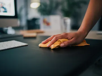 Limpiando la mesa Limpiando la mesa
