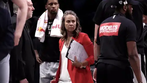 Becky Hammon hace historia en la NBA y se convierte en la primera mujer en dirigir a un equipo Becky Hammon hace historia en la NBA y se convierte en la primera mujer en dirigir a un equipo