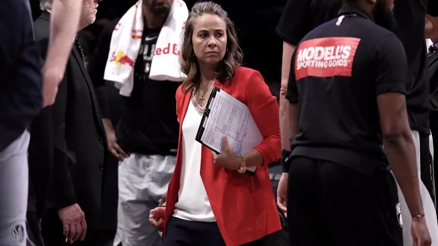 Becky Hammon hace historia en la NBA y se convierte en la primera mujer en dirigir a un equipo Becky Hammon hace historia en la NBA y se convierte en la primera mujer en dirigir a un equipo