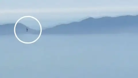 El susto de la piloto Brandy Fogelman en pleno vuelo en California: "Estaba alucinando... ¡es imposible!" El susto de la piloto Brandy Fogelman en pleno vuelo en California: "Estaba alucinando... ¡es imposible!"