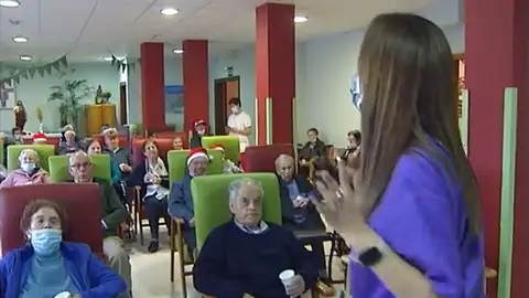 Ancianos ensayan las campanadas con gusanitos Ancianos ensayan las campanadas con gusanitos