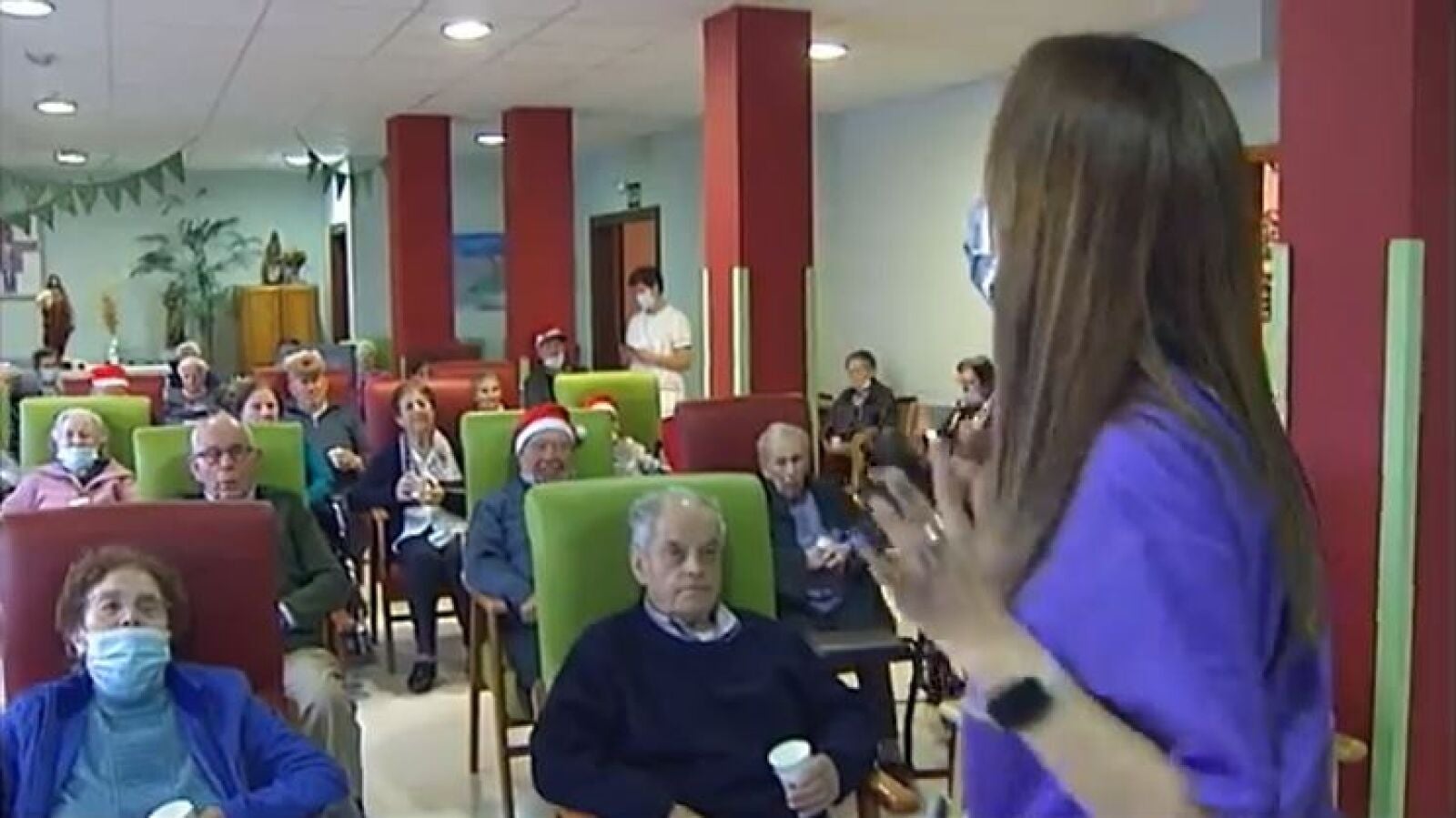 Los ancianos de un centro de mayores de Segovia ensayan las campanadas de Fin de Año con gusanitos