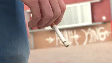 Una persona con un cigarrillo en la mano