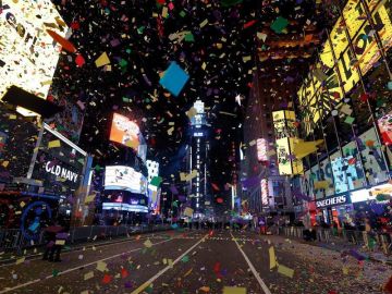 Times Square da la bienvenida al 2021 sin gente