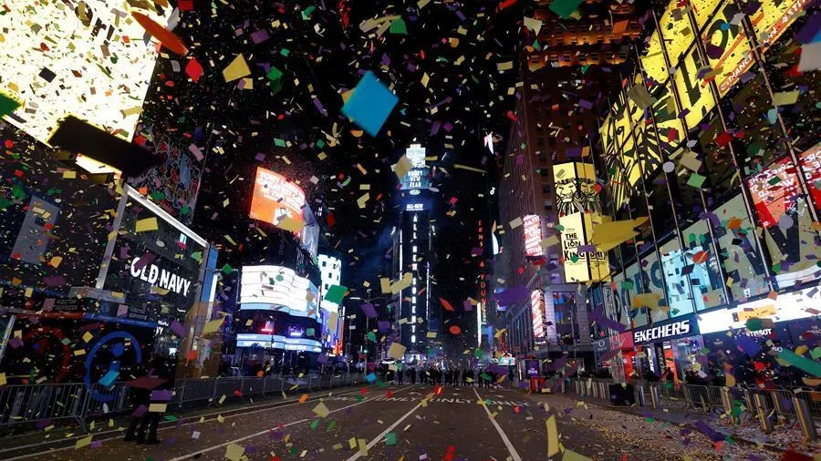 Times Square da la bienvenida al 2021 sin gente