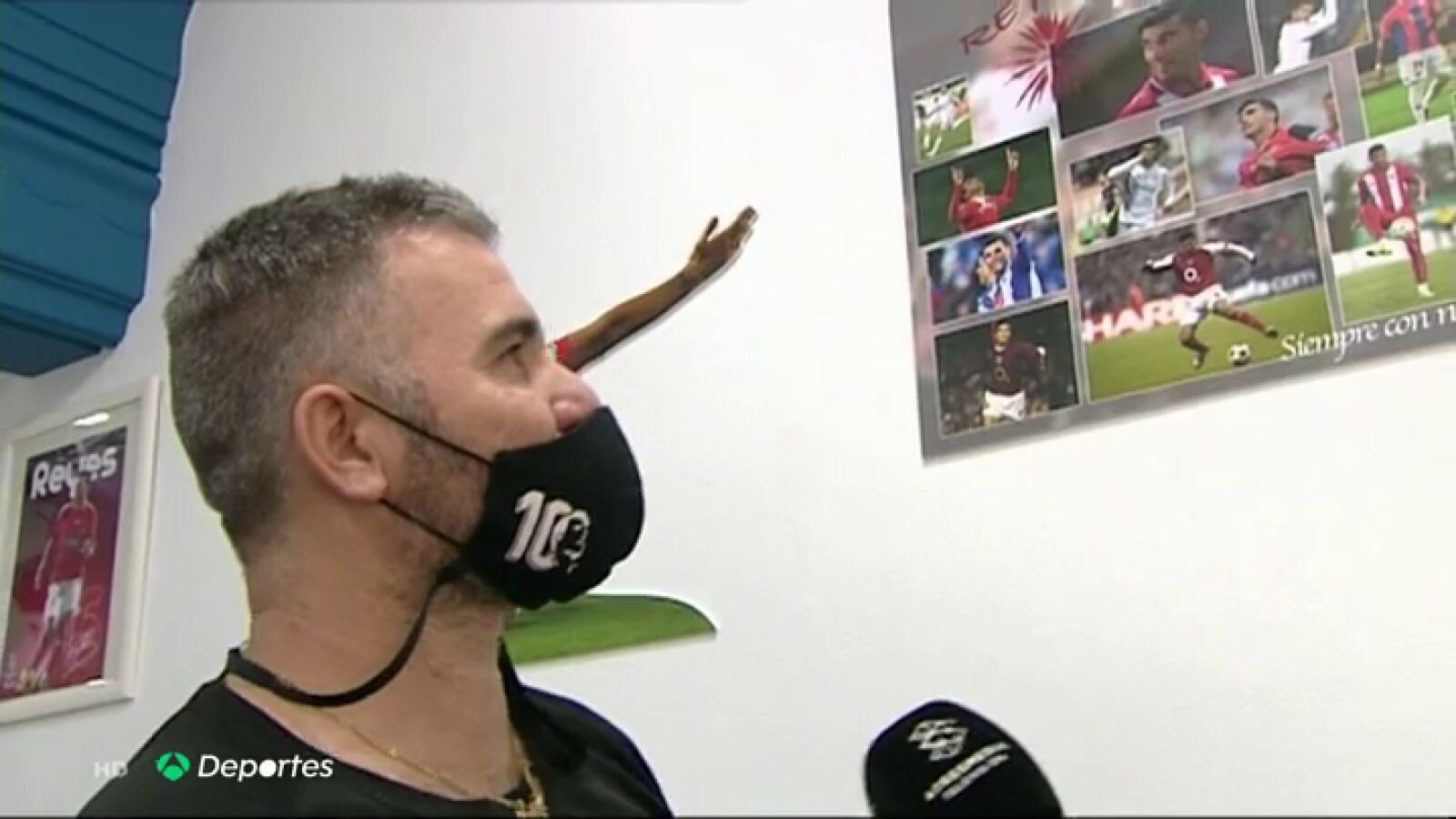 El 'Rincón de José Antonio Reyes' en el bar de su hermano, un lugar de recuerdos y emoción por la leyenda sevillista