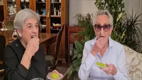 Paquita, de 107 años, supera el coronavirus y celebra año nuevo con su familia Paquita, de 107 años, supera el coronavirus y celebra año nuevo con su familia