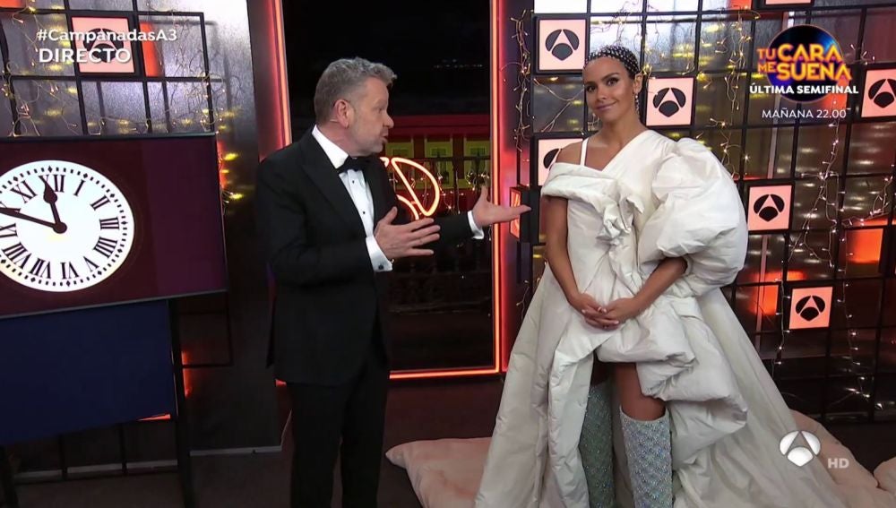 Cristina Pedroche rinde homenaje al edredón y las mascarillas bajo el  concepto de 'Confinamiento Couture' con su look para las Campanadas de Antena  3