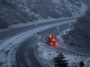 Carretera cubierta por la nieve