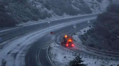 Carretera cubierta por la nieve Carretera cubierta por la nieve