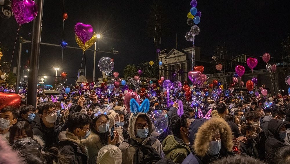 Wuhan despide el 2020 con aglomeraciones y fiestas multitudinarias en plena pandemia del coronavirus
