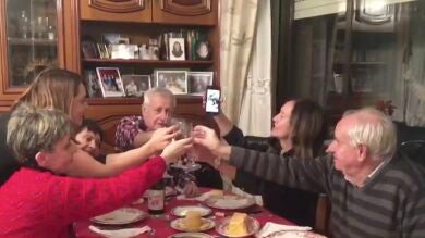 Nochevieja virtual en familia gracias a las videollamadas a causa del coronavirus
