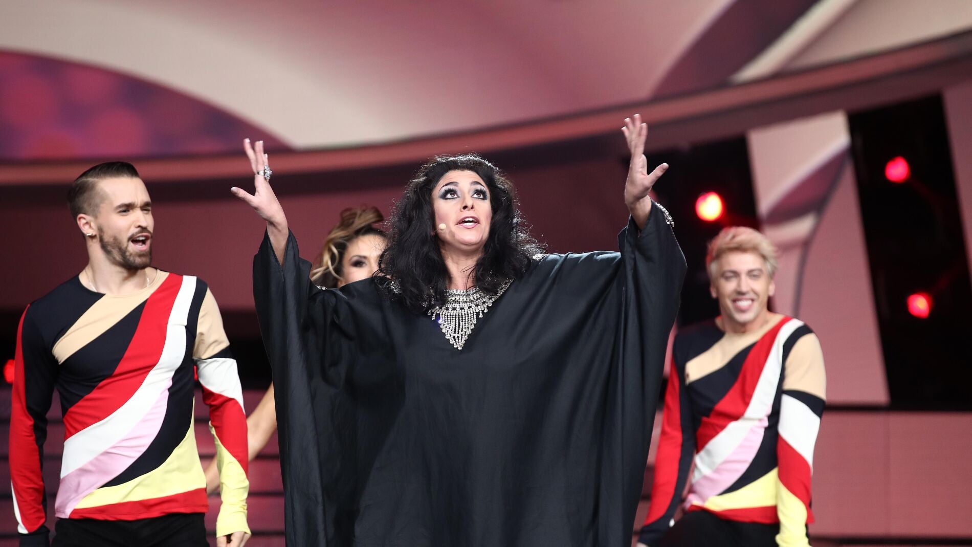 Mar&iacute;a Pel&aacute;e se transforma en Amina para cantar &lsquo;Diki, diki&rsquo;