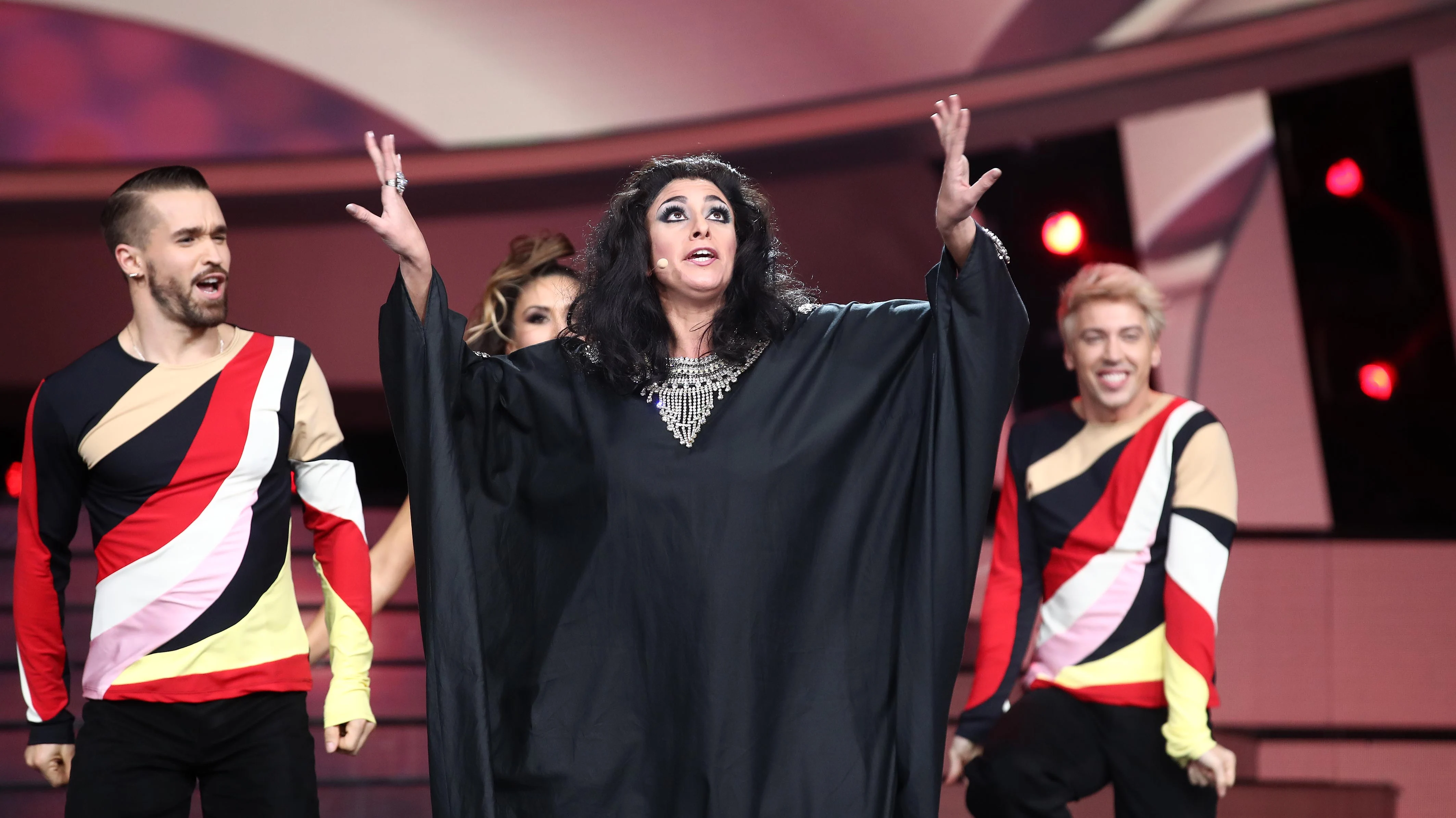 María Peláe se transforma en Amina para cantar ‘Diki, diki’ María Peláe se transforma en Amina para cantar ‘Diki, diki’