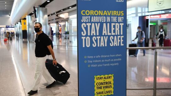 Un viajero con mascarilla en un aeropuerto de Reino Unido