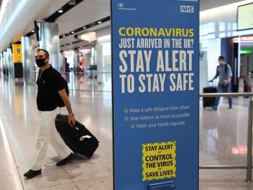 Un viajero con mascarilla en un aeropuerto de Reino Unido