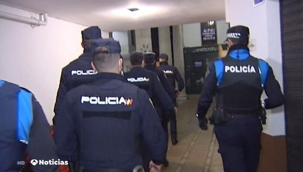 Antena 3 Noticias testigo de las fiestas ilegales intervenidas por la policía durante el toque de queda por coronavirus 