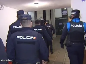 Antena 3 Noticias testigo de las fiestas ilegales intervenidas por la policía durante el toque de queda por coronavirus Antena 3 Noticias testigo de las fiestas ilegales intervenidas por la policía durante el toque de queda por coronavirus