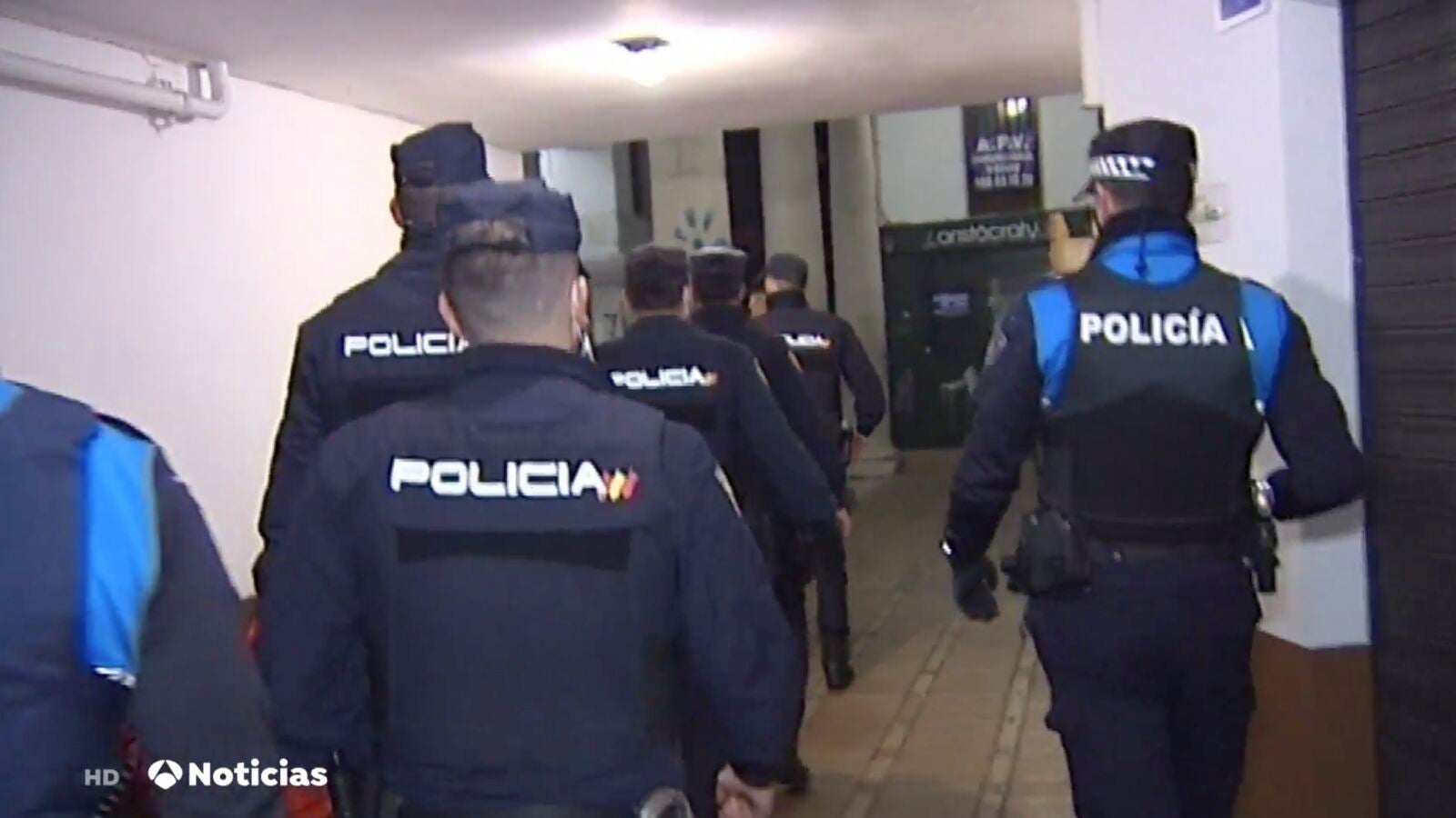 Antena 3 Noticias es testigo de las fiestas ilegales intervenidas por la policía durante el toque de queda por coronavirus 