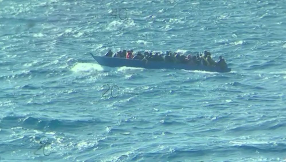 Segundo rescate del 'Open Arms' en 48 horas de una barcaza a la deriva con 96 personas en el Mediterráneo