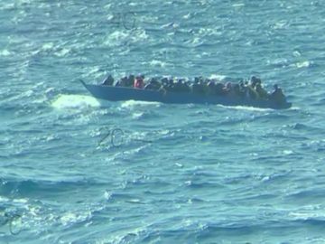 Segundo rescate del 'Open Arms' en 48 horas de una barcaza a la deriva con 96 personas en el Mediterráneo