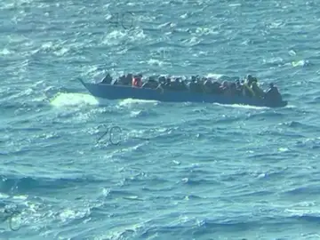 Segundo rescate del 'Open Arms' en 48 horas de una barcaza a la deriva con 96 personas en el Mediterráneo Segundo rescate del 'Open Arms' en 48 horas de una barcaza a la deriva con 96 personas en el Mediterráneo