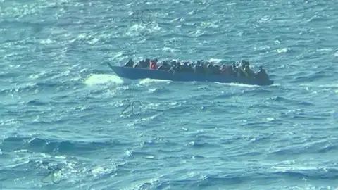 Segundo rescate del 'Open Arms' en 48 horas de una barcaza a la deriva con 96 personas en el Mediterráneo Segundo rescate del 'Open Arms' en 48 horas de una barcaza a la deriva con 96 personas en el Mediterráneo