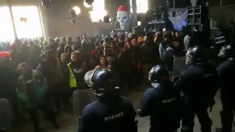 Antena 3 Noticias accede al interior de la 'rave' ilegal de Barcelona en pleno desalojo de los Mossos Antena 3 Noticias accede al interior de la 'rave' ilegal de Barcelona en pleno desalojo de los Mossos
