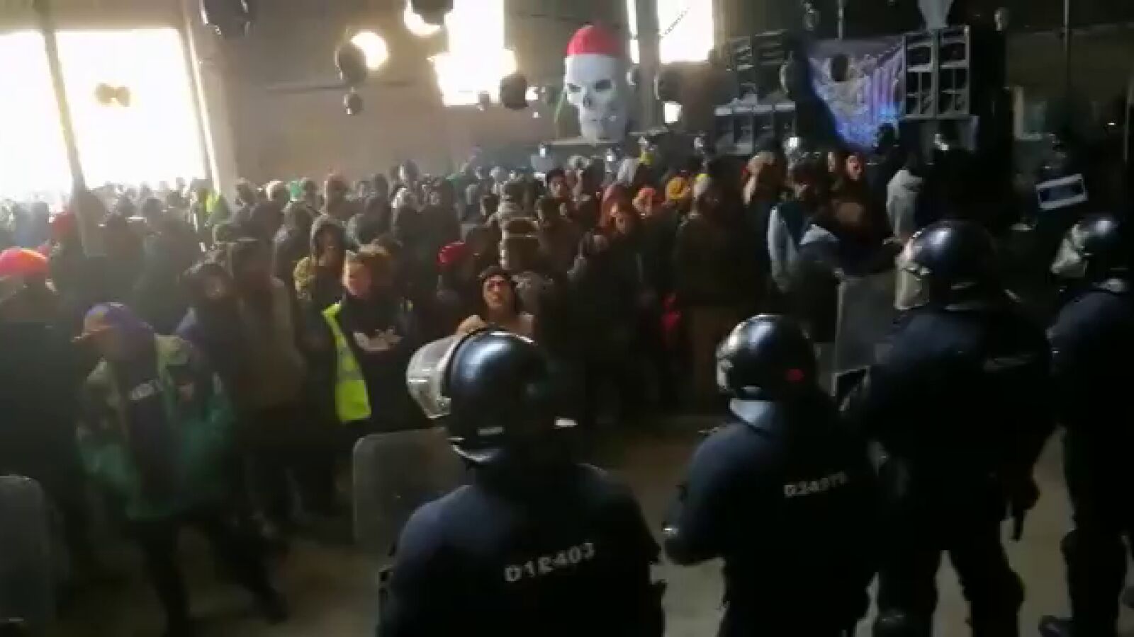 Antena 3 Noticias accede al interior de la 'rave' ilegal de Barcelona en pleno desalojo de los Mossos